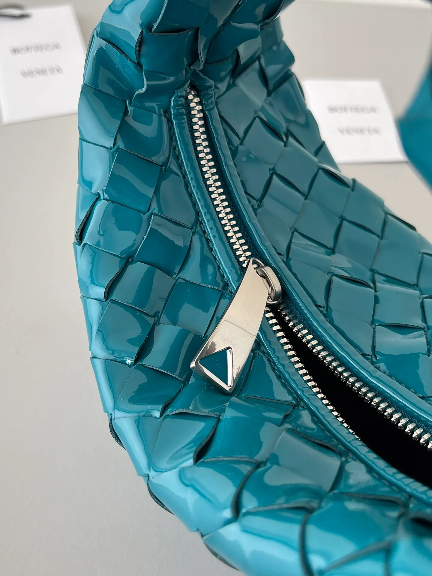 Mini Jodie Patent Leather New Color Bottega Veneta ͙.——The latest woven knotted hobo, the bag has a unique shape, is particularly practical and durable. It retains the traditional woven elements while being a little more flamboyant ~ Made of hand-woven cowhide, zipper opening and closing, curved seamless structure, effortless to match, highly recommended ⚠️⚠️⚠️ Size: 23cm*15cm*5cm